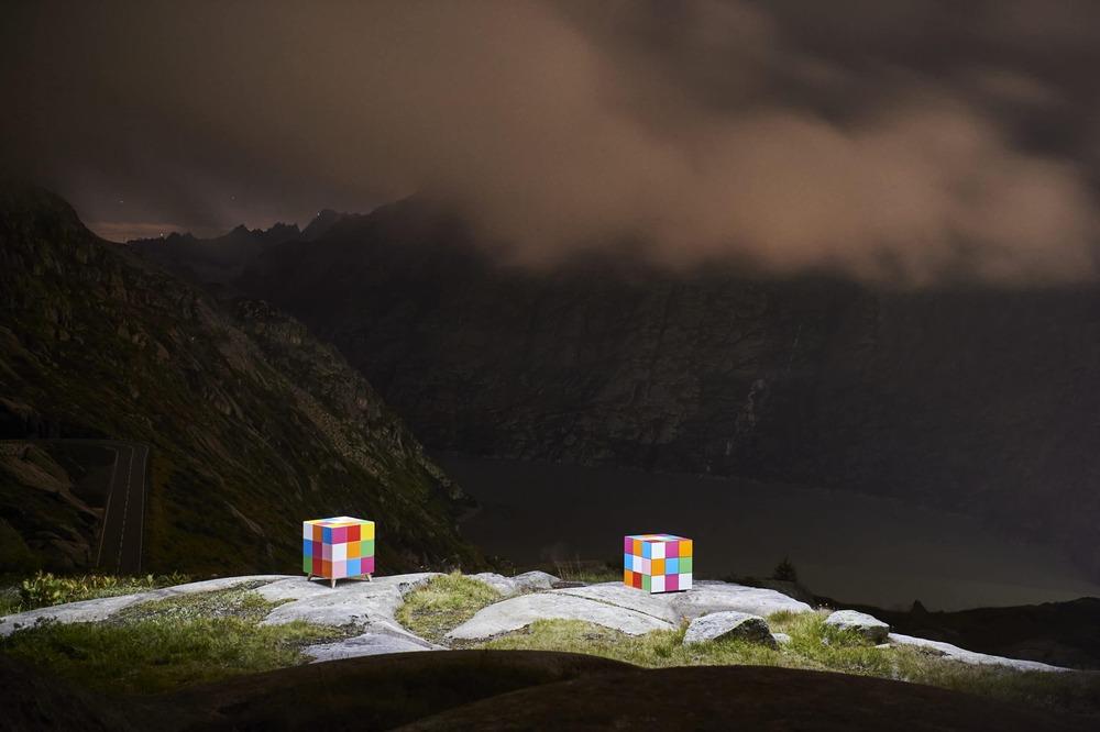 DER EINSTEIN® aluminium tile furniture in a dimly lit interior, evening atmosphere